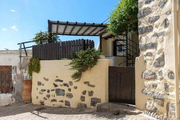 Kreta, Elounda: Charmantes Dorfhaus mit Innenhof und Terrassen mit Meerblick