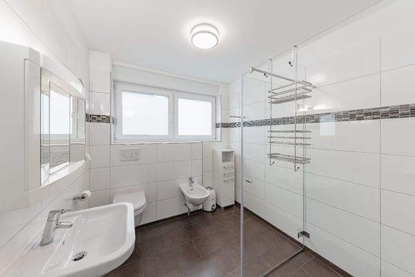 großes Badezimmer mit Dusche