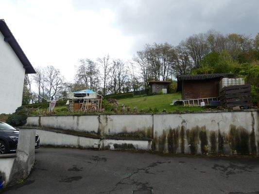 Gartenansicht von der Straße