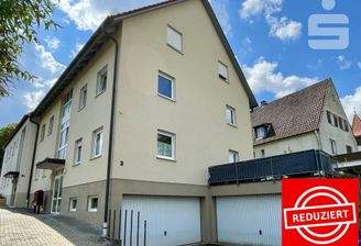 Außenansicht mit Garage