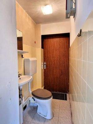 WC mit Waschbecken / DG