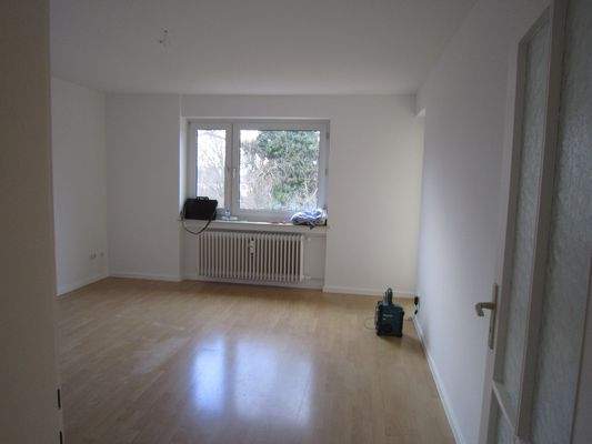 Wohnzimmer mit Zugang zum Balkon 