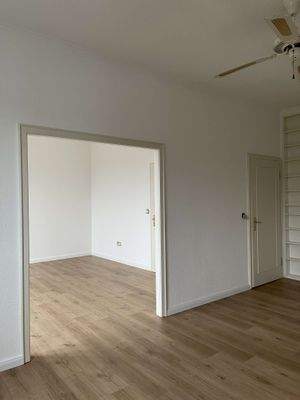 Blick vom Esszimmer ins Wohnzi