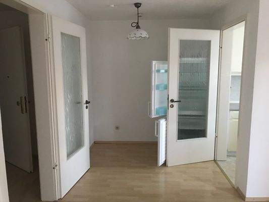 Wohnzimmer Richtung Küche.JPG