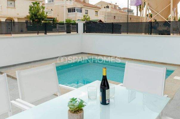Detached Houses with Private Swimming Pools in Torrevieja Alicante