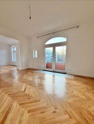 Wohnraum mit Balkon.jpg