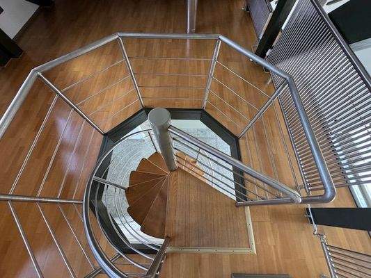 15 Wendeltreppe mit Edelstahlgeländer