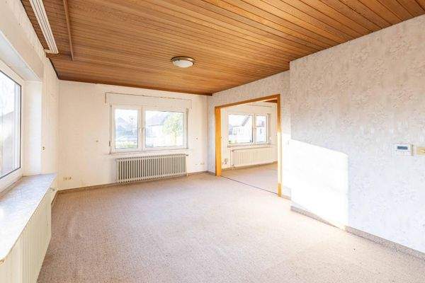 Lichtdurchflutetes Wohn- Esszimmer mit Zugang zur Terrasse