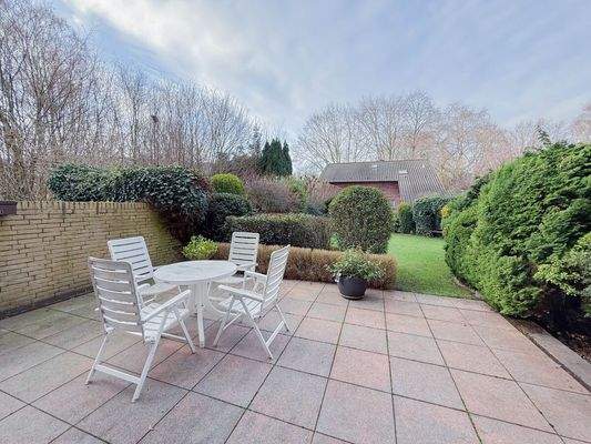 Blick von der Terrasse in den Garten