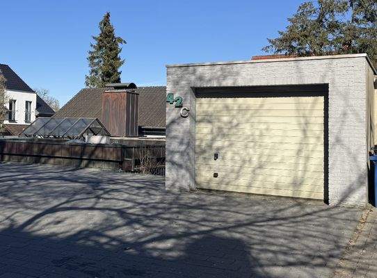 Garage und zwei Stellplätze auf dem Grundstück