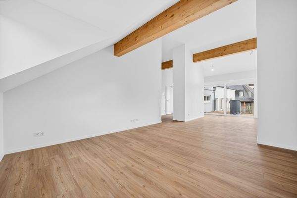 Wohnbereich mit Loftcharme – Sicht auf Küche und Balkon