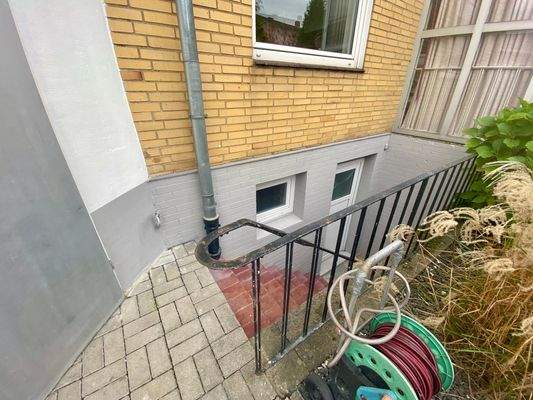 44/ Treppenabgang zum Kellergeschoss mit u.a. dem Waschraum.