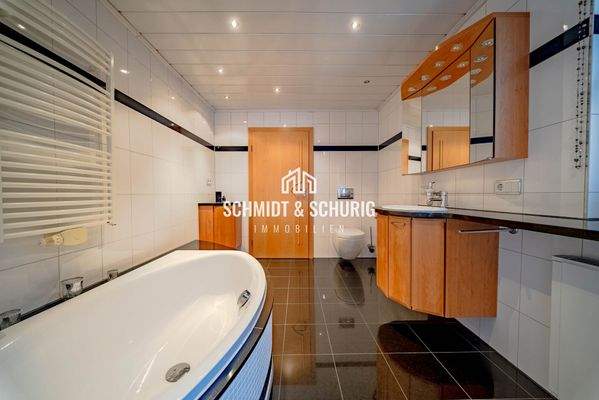 Erdgeschoss / Badezimmer