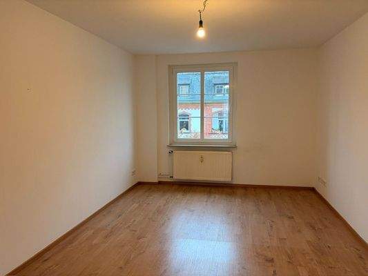 Helles Wohnzimmer mit Laminat