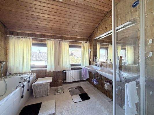 Badezimmer mit Dusche und Wanne