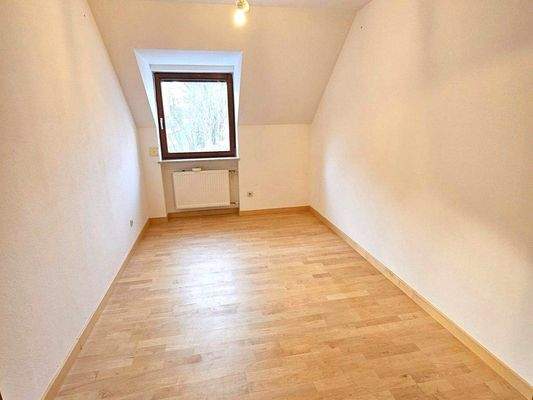 Kinderzimmer/Arbeitszimmer/Ankleidezimmer neben ehemaligem Elternschlafzimmer