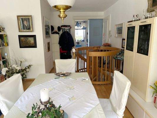 ESSZIMMER MIT BLICK ZUR KÜCHE