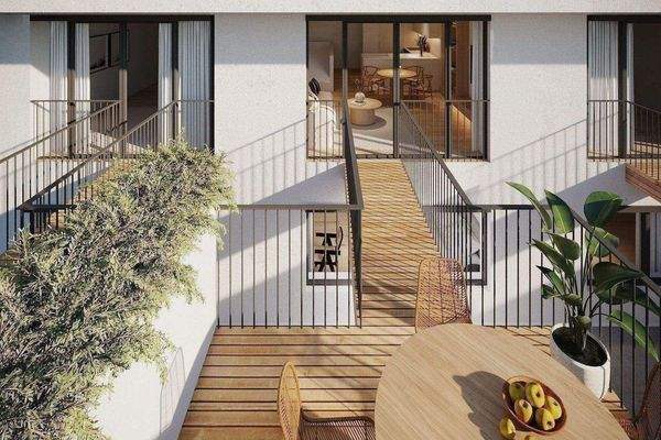 Zugang zur Terrasse und Gärtchen über Steg