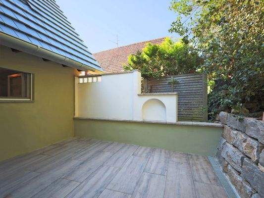Große Terrasse mit viel Privatsphäre