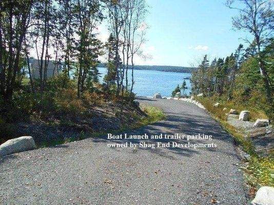 Bootsrampe und Abstellplatz für Trailer