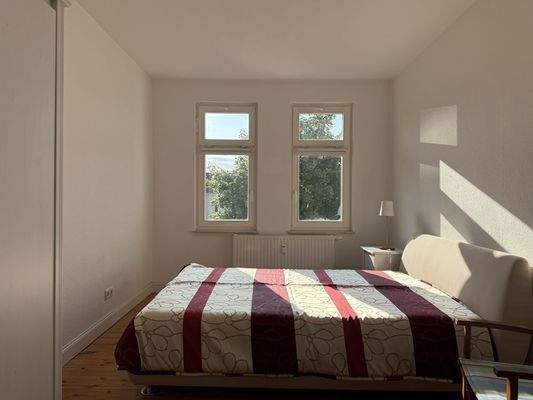 Schlafzimmer mit Blick auf den grünen & ruhigen Innenhof