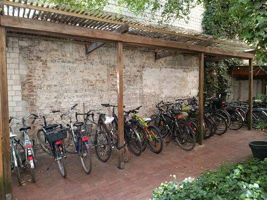 Fahrradplatz mit Vordach 2.jpg