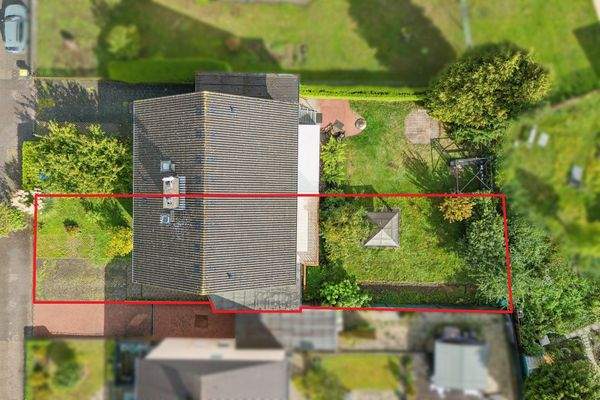 Luftansicht, Haus und Grundstück 