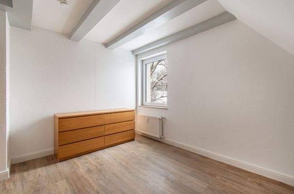 Schlafzimmer im Dachgeschoss mit charmanten Deckenbalken