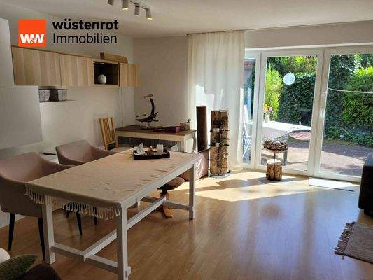 Esszimmerbereich mit Zugang zur Terrasse und in den Garten