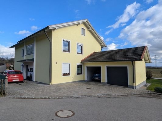 Süd-West-Ansicht mit Garage und Stellplatz