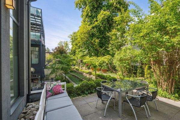 Zusätzliche Sonnenterrasse mit blick auf die majestätische weiße Kastanie