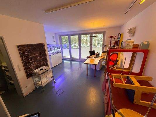 Helles Büro mit Balkon