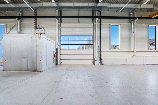 Hallentore und überdachte Laderampen