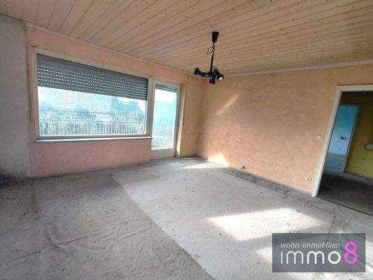 Wohnzimmer mit Balkon im Obergeschoß