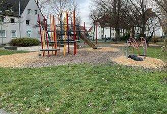 Spielplatz vor dem Haus