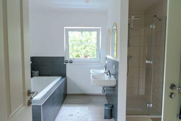 Badezimmer mit Wanne und Dusche OG 