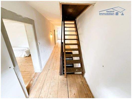 Aufgang zum Dachgeschoss (ausbaubar)