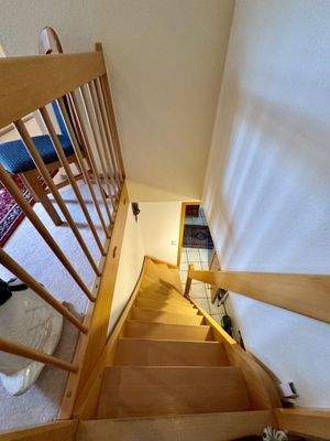 Holztreppe in das Dachgeschoss