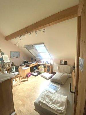 großzügiges Arbeits -oder Kinderzimmer