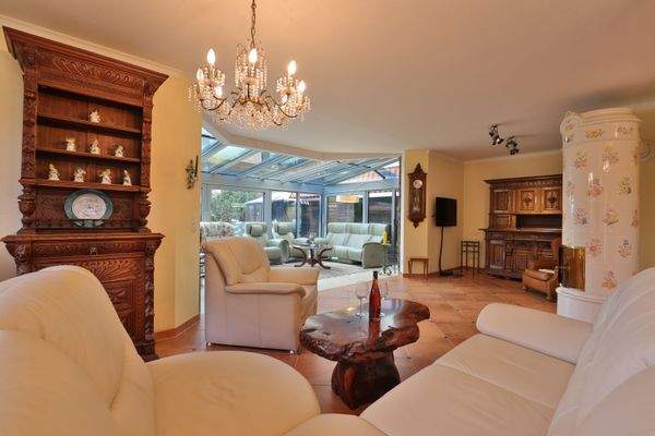 Wohnbereich mit Blick in den Wintergarten