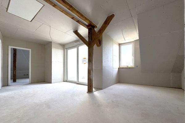 Heller Wohnraum mit Balkon