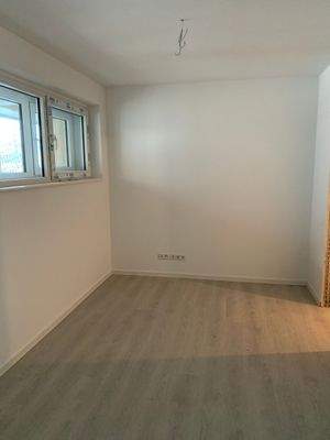 Leeres Zimmer mit Fenster