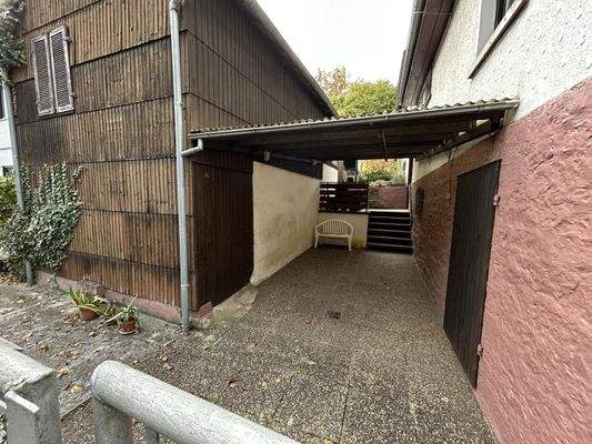 überdachter Stellplatz im Hof