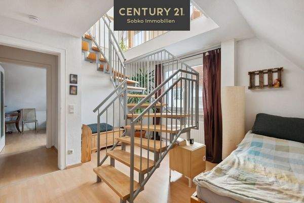 Durchgangszimmer mit Treppe_Century 21 Sobko Immob