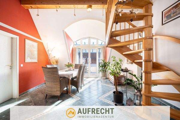 heller Wohn-/Essbereich mit Zugang zum Balkon