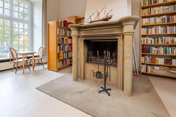 Kamin in der Bibliothek