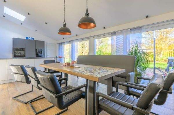 mit angrenzender hochwertiger Einbauküche.jpg