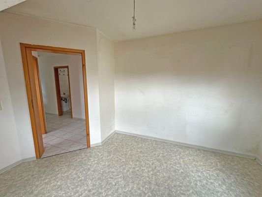 großes Schlafzimmer Blick zum Flur