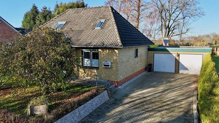 Doppelgarage und Auffahrt 