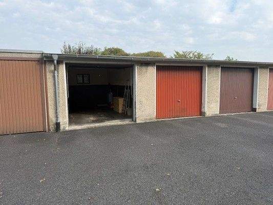 Garagenreihe mit offenen Toren